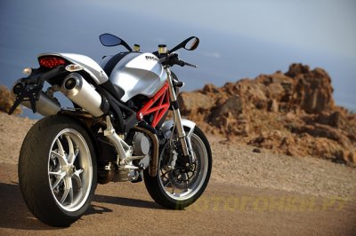 Ducati Monster 1100.   -  