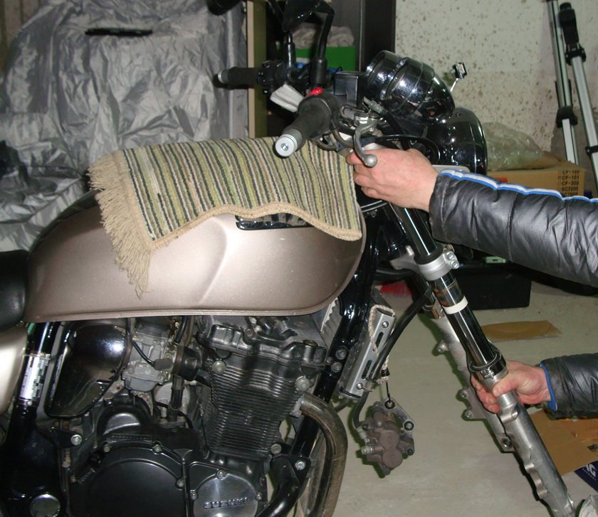 Замена масла в вилке Suzuki GSX750. Замена масла в вилке Suzuki GSX750.