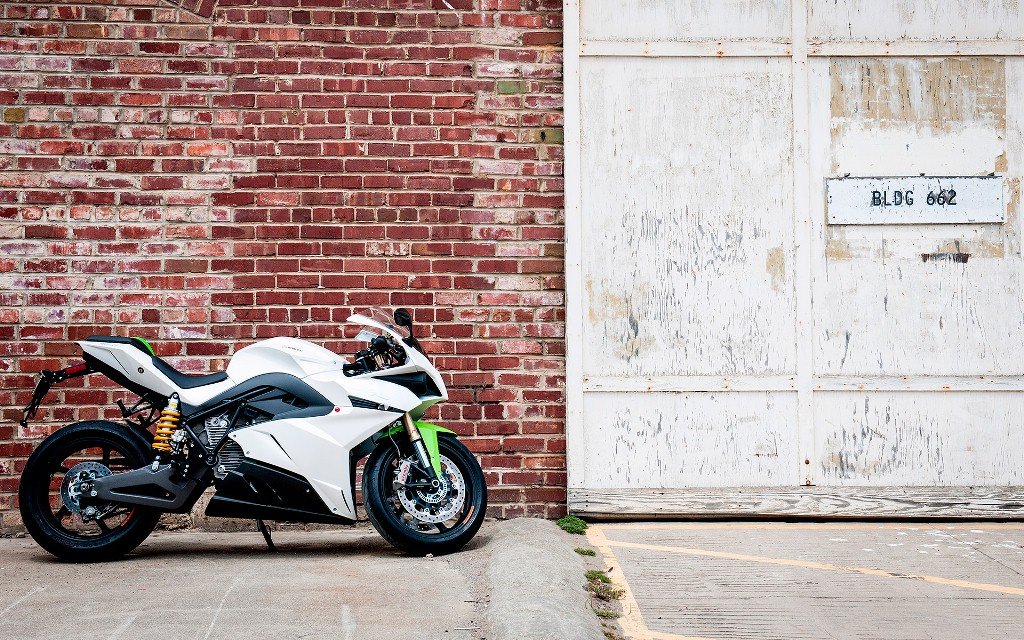 Первые электросупербайки Energica Ego начали поступать к дилерам Первые электросупербайки Energica Ego начали поступать к дилерам