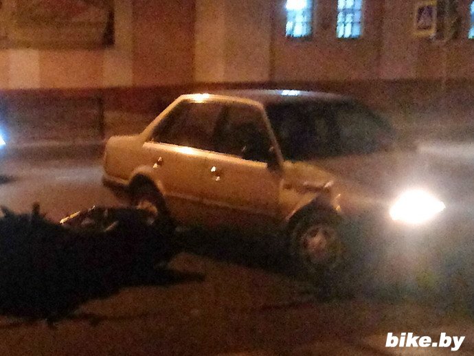 В Пинске мотоциклист погиб, врезавшись в поворачивающую машину В Пинске мотоциклист погиб, врезавшись в поворачивающую машину