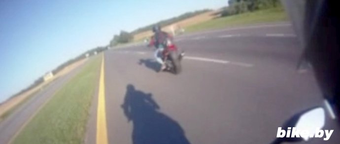 В Витебске байкер пытался скрыться от мотоцикла ГАИ, но завяз в поле В Витебске байкер пытался скрыться от мотоцикла ГАИ, но завяз в поле