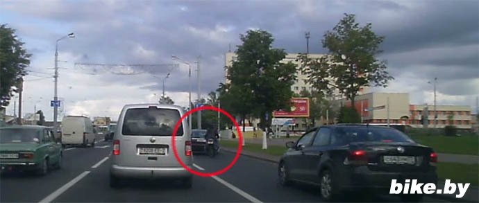 В Витебске водитель Audi прорывался сквозь затор и чуть не сбил мотоциклиста В Витебске водитель Audi прорывался сквозь затор и чуть не сбил мотоциклиста