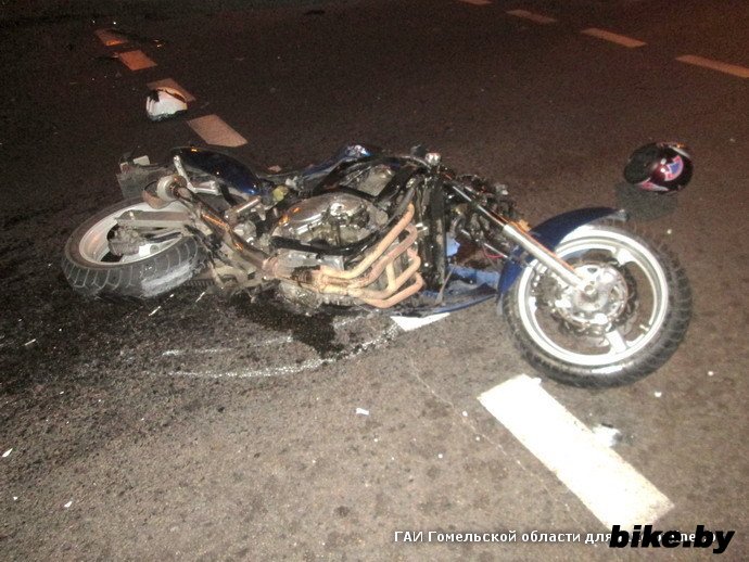 В Гомеле Mercedes не уступил дорогу Suzuki GSX 600, на котором сидели два человека. В Гомеле Mercedes не уступил дорогу Suzuki GSX 600, на котором сидели два человека.