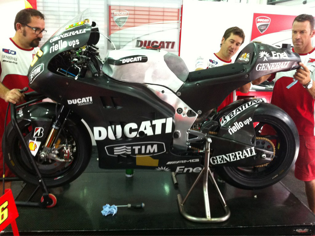 Валентино Росси представил в Сепанге новый Ducati GP12 Валентино Росси представил в Сепанге новый Ducati GP12