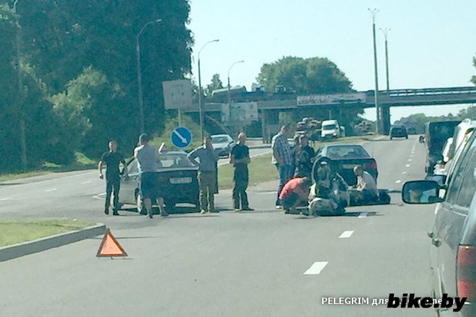 В Минске мотоциклист врезался в попутный автомобиль В Минске мотоциклист врезался в попутный автомобиль