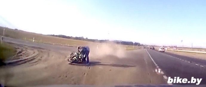 В Мозыре мотоциклист на Kawasaki попытался скрыться от ГАИ, но упал В Мозыре мотоциклист на Kawasaki попытался скрыться от ГАИ, но упал