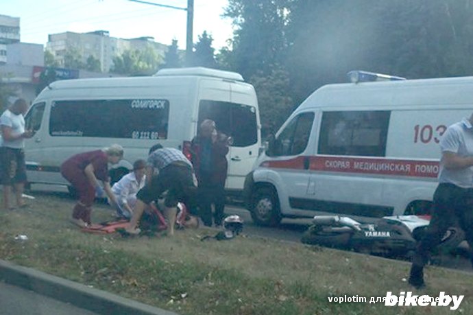 В Минске столкнулись женщина на Renault и мотоциклист В Минске столкнулись женщина на Renault и мотоциклист