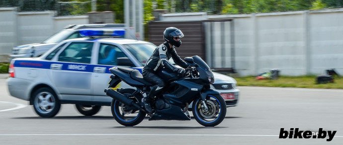 В Минске мотоциклист, уходя от погони, столкнулся с патрульной машиной В Минске мотоциклист, уходя от погони, столкнулся с патрульной машиной