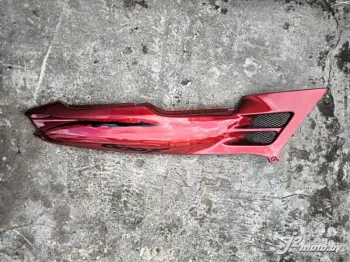 Элемент пластика задний боковой Honda CBR600F2
