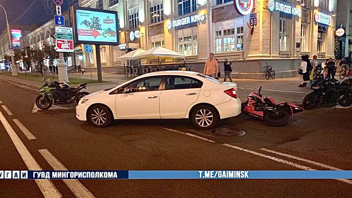 В Минске на проспекте Независимости легковой автомобиль столкнулся с двумя мотоциклами — подробности ДТП В Минске на проспекте Независимости легковой автомобиль столкнулся с двумя мотоциклами — подробности ДТП
