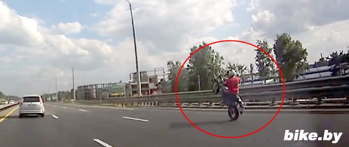 На МКАД мотоциклист опередил другие машины, двигаясь на заднем колесе На МКАД мотоциклист опередил другие машины, двигаясь на заднем колесе
