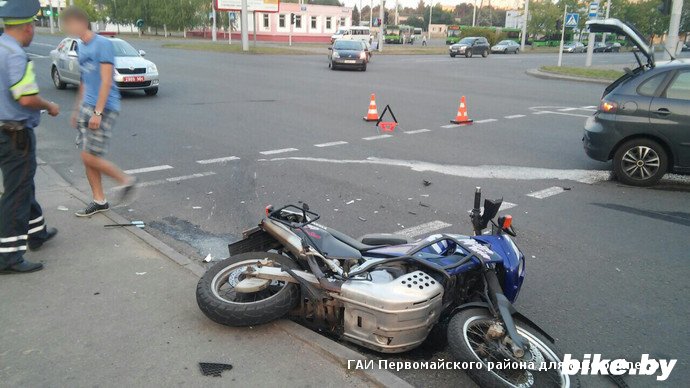 В Минске мотоциклист врезался в Seat, который в этот момент разворачивался В Минске мотоциклист врезался в Seat, который в этот момент разворачивался