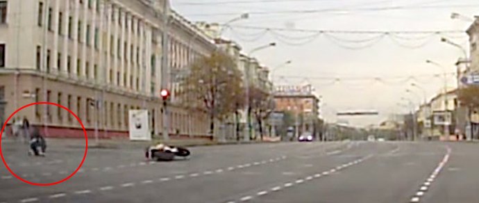 В Минске на пересечении Машерова и проспекта Независимости упал мотоциклист. В Минске на пересечении Машерова и проспекта Независимости упал мотоциклист.