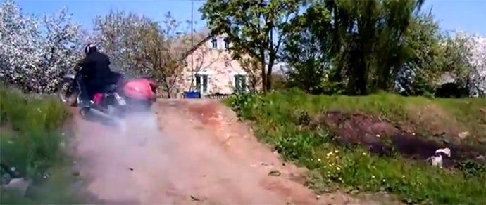 Очень старался, но не ушел. Мотоджимхана по белорусским полям от «бесправника», уходившего от погони ГАИ Очень старался, но не ушел. Мотоджимхана по белорусским полям от «бесправника», уходившего от погони ГАИ