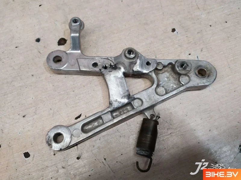 Кронштейн боковой подножки Yamaha R1 (2000-2001)