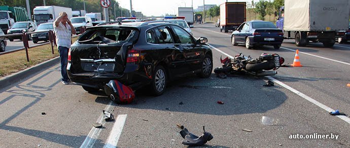 На Партизанском проспекте мотоциклист от попутного удара перелетел через Renault и погиб На Партизанском проспекте мотоциклист от попутного удара перелетел через Renault и погиб