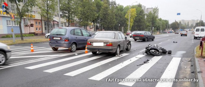 В Гродно «бесправник» на чужом Yamaha столкнулся с Mercedes В Гродно «бесправник» на чужом Yamaha столкнулся с Mercedes