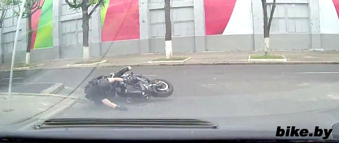 Мотоциклист упал перед машиной, не удержавшись при повороте на мокрой дороге Мотоциклист упал перед машиной, не удержавшись при повороте на мокрой дороге