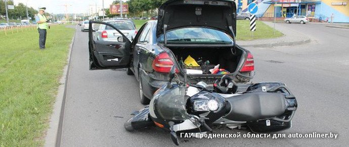 В Гродно мотоциклист врезался в Mercedes, стоявший в пробке, от удара автомобиль отбросило на Audi, стоящую спереди В Гродно мотоциклист врезался в Mercedes, стоявший в пробке, от удара автомобиль отбросило на Audi, стоящую спереди