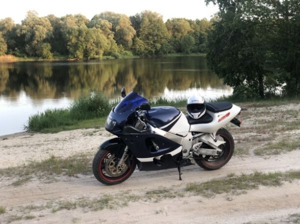 Suzuki GSX-R, 2000 г.