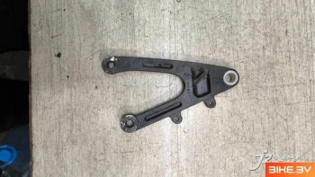 Кронштейн передней боковой подножки Yamaha R1 (2007-2008)