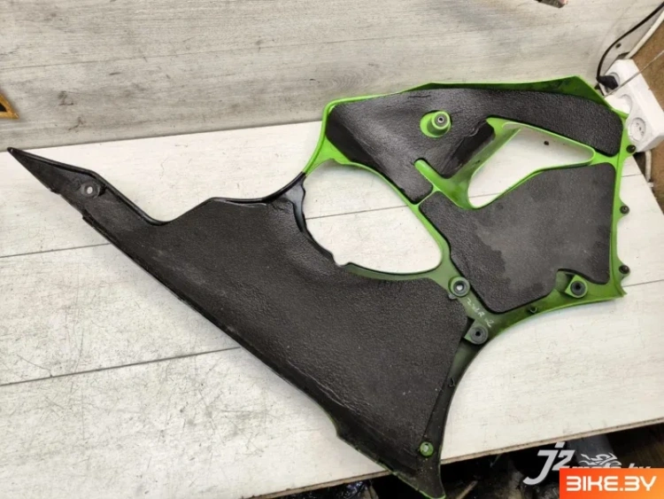Элемент пластика боковой Kawasaki ZX-6R (2000-2002)