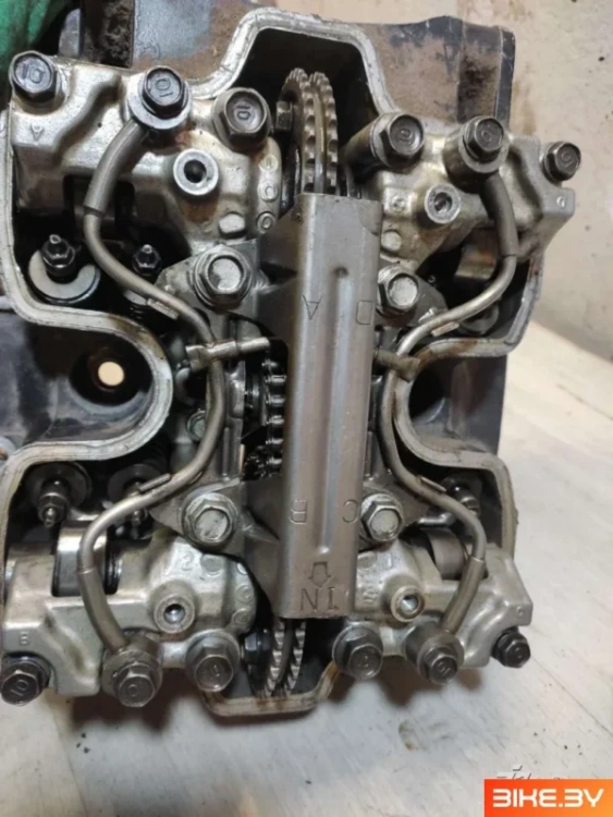 Головка блока цилиндров с распредвалами и крышкой Honda VF500C Magna (1984-1985)