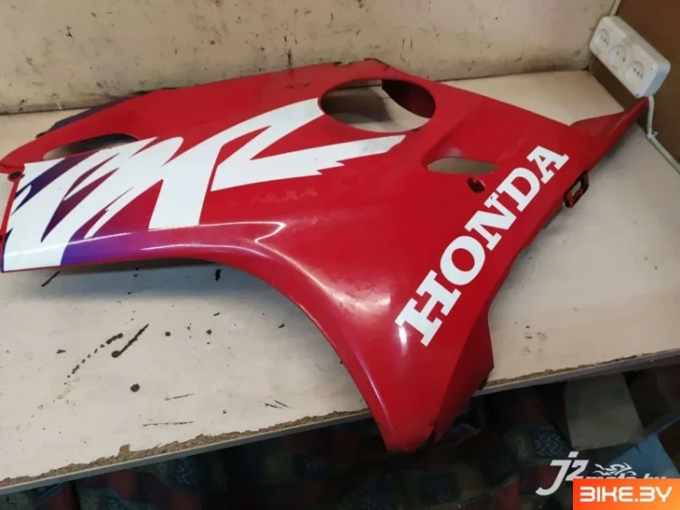 Элемент пластика боковой Honda CBR600F4