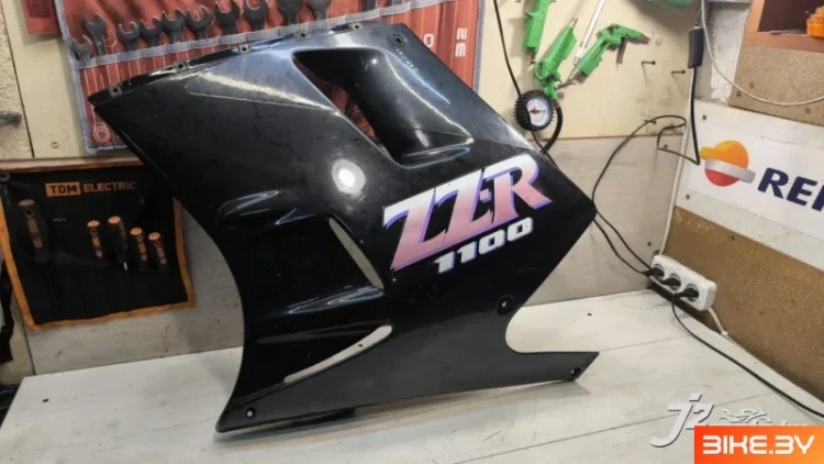 Элемент пластика боковой Kawasaki ZZR1100 (1990-1992)