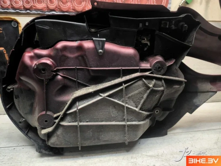 Элемент пластика боковой с кофром Honda NT650V Deauville (1998-2001)