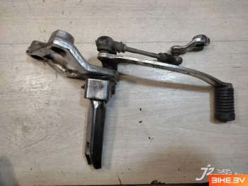 Кронштейн боковой с подножкой и рычагом переключения КПП Honda VF500C Magna (1984-1985)