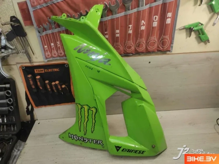 Элемент пластика боковой Kawasaki ZX-10R (2008-2009)
