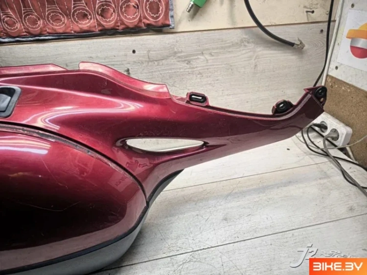 Элемент пластика боковой с кофром Honda NT650V Deauville (1998-2001)