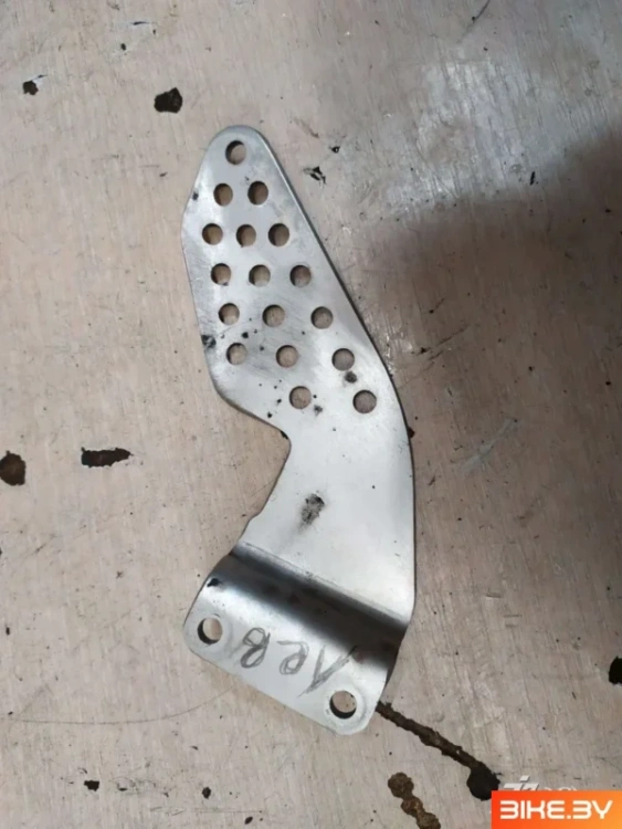 Лепесток кронштейна боковой подножки Yamaha R1 (2000-2001)
