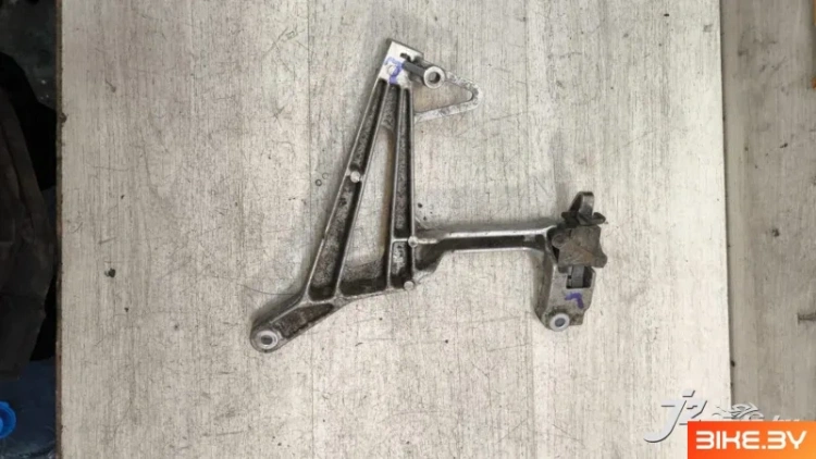 Кронштейн задней боковой подножки Honda VFR750F (1994-1997)
