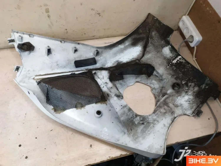 Элемент пластика боковой Suzuki GSX600R (1997-2000)