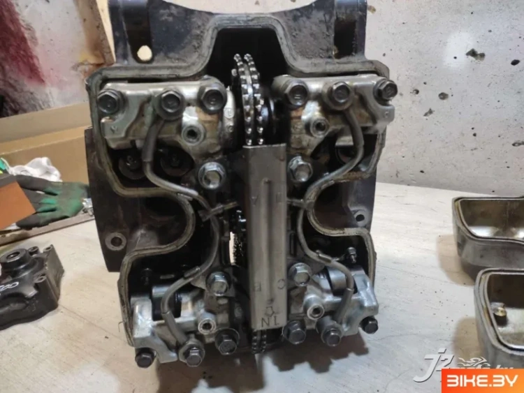Головка блока цилиндров с распредвалами и крышкой Honda VF500C Magna (1984-1985)