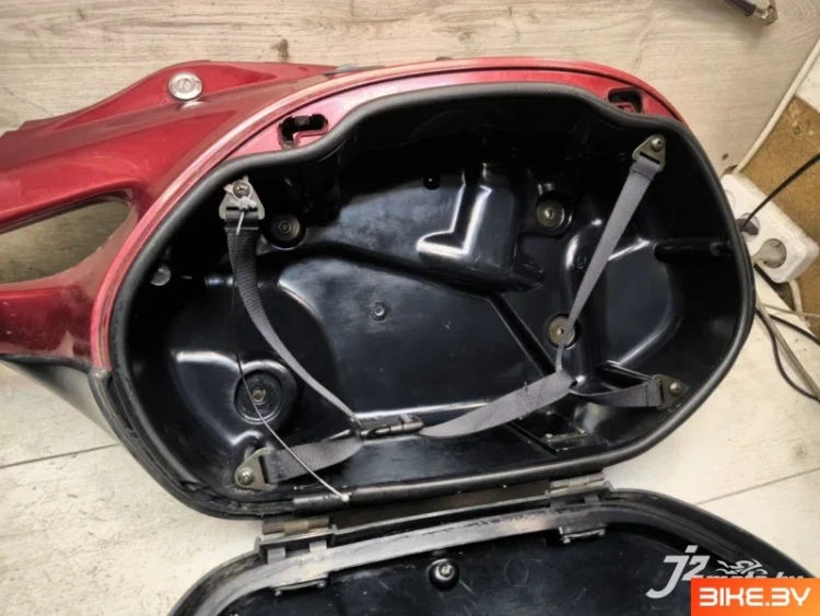Элемент пластика боковой с кофром Honda NT650V Deauville (1998-2001)