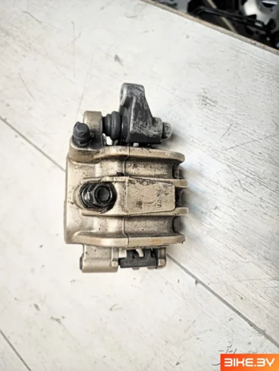 Суппорт с колодками Honda VFR750F (1990-1993)