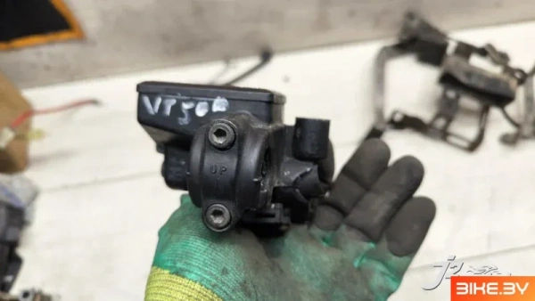 Главный тормозной цилиндр переднего тормоза (машинка) Honda VT500C (1983-1988)