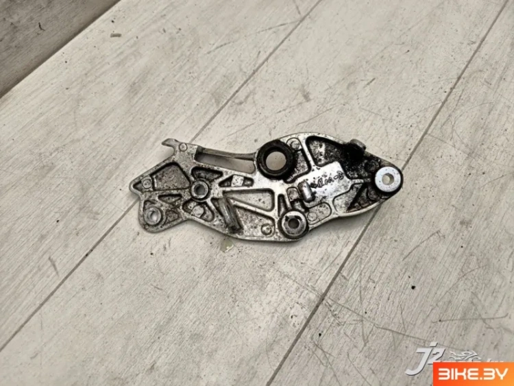 Кронштейн боковой подножки Yamaha XJ900S Diversion (1995-2002)